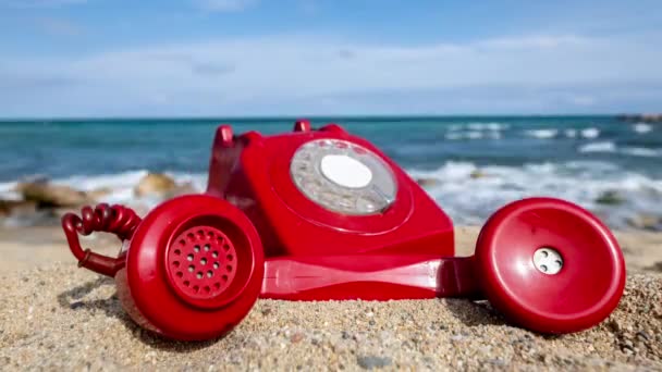 Retro Roterende Telefoon Een Strand Met Lucht Zee Achtergrond — Stockvideo