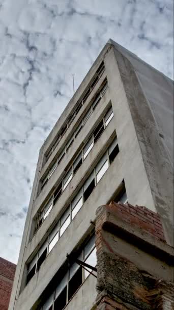 空に移動雲を持つ空の古い混乱したコンクリート建物の低角度タイムラフビデオ エルポブレンヌー バルセロナ 垂直でスペイン ロイヤリティフリーストック映像