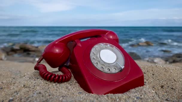 Arka Planda Deniz Gökyüzü Olan Bir Plajda Retro Döner Telefon — Stok video