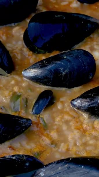 Chef Mengen Ingrediënten Metalen Pan Waardoor Traditionele Spaanse Artisjok Paella — Stockvideo