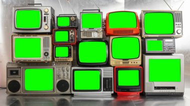 Yeşil ekranlı bir televizyon duvarına yapılmış eski ve eski televizyonların inanılmaz koleksiyonu.