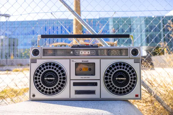 Retro Ghetto Blaster Boombox Dengan Latar Belakang Perkotaan Stok Foto