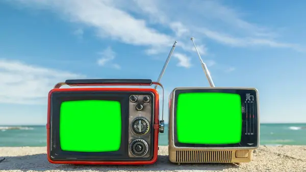 Telewizory Retro Zielonym Ekranem Obok Morza Aby Dodać Własne Treści Obraz Stockowy