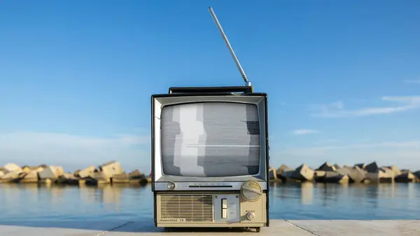 Televisión Retro Con Fallos Lado Del Mar Fotos de stock