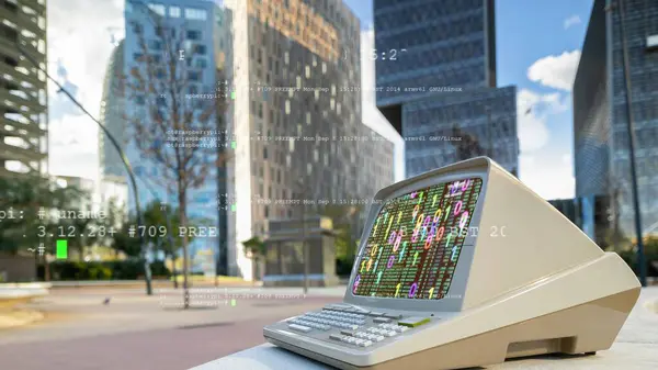 Retro Computer Med Byens Skyskraber Skyline Kode Data Skærmen Royaltyfrie stock-fotos