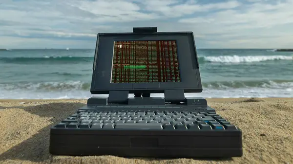 Retro Laptop Strand Mit Daten Und Code Auf Dem Bildschirm lizenzfreie Stockbilder