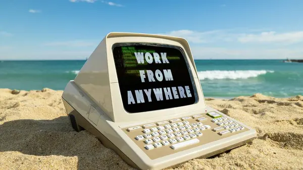 Ordenador Retro Una Playa Con Palabras Trabajan Desde Cualquier Lugar Imagen de stock