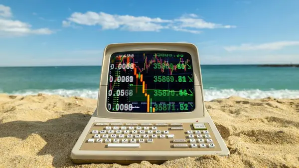 Ретро Компьютер Пляже Складами Торговыми Данными Кодом Экране Лицензионные Стоковые Фото