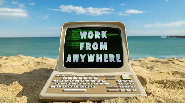 Retro Komputer Plaży Słowami Pracy Dowolnego Miejsca Ekranie Zdjęcia Stockowe bez tantiem