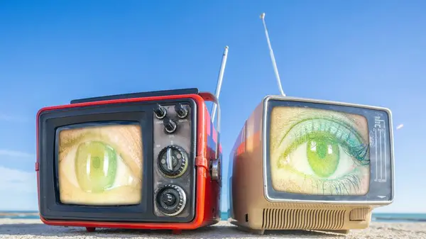 Retro Fernseher Mit Wunderschönem Weiblichen Auge Auf Dem Bildschirm Meer Stockbild