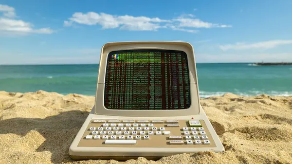 Retro Computer Strand Mit Daten Und Code Auf Dem Bildschirm lizenzfreie Stockfotos