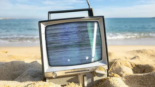 Televisión Retro Con Fallos Lado Del Mar Imagen De Stock