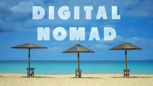 Paradiesstrand Mit Sonnenschirmen Und Wörtern Digitaler Nomade Stockfoto