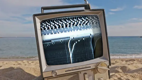 Televisión Retro Con Fallos Lado Del Mar Imagen De Stock