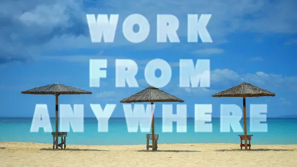パラダイスビーチ 太陽の傘と言葉はどこからでも働きます ロイヤリティフリーのストック画像