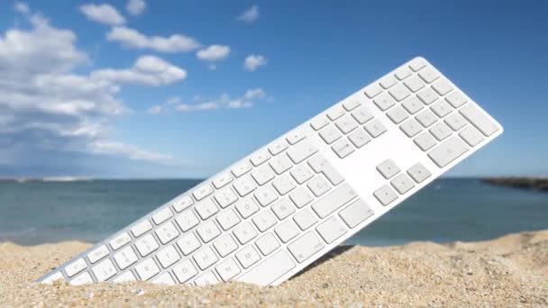 ビーチのレトロヴィンテージコンピュータキーボードのタイムラプス 動画クリップ