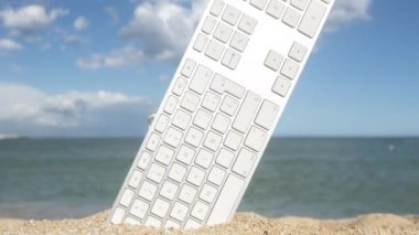 Plajdaki antika bilgisayar klavyesinin zamanı