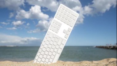 Plajdaki antika bilgisayar klavyesinin zamanı