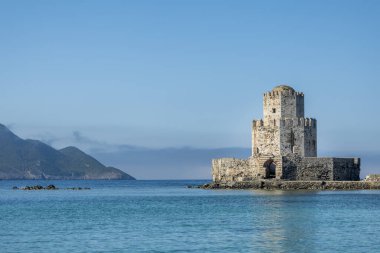 Methoni Kalesi 'nin burtzisi mavi berrak denizle Yunanistan' da