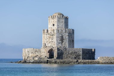Methoni Kalesi 'nin burtzisi mavi berrak denizle Yunanistan' da