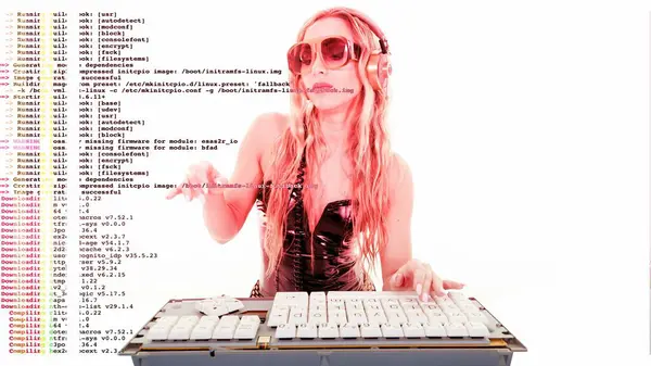 コンピュータにタイプするファンキーな女性 ストックフォト