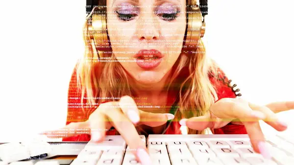 Una Mujer Funky Escribiendo Una Computadora Fotos De Stock