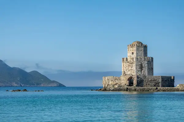 ブルークリアな海とギリシャのメトニ城のコートジ ストック画像