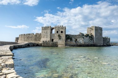 Methoni Kalesi 'nin burtzisi mavi berrak denizle Yunanistan' da