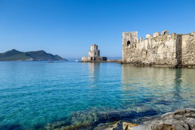 Methoni Kalesi 'nin burtzisi mavi berrak denizle Yunanistan' da