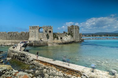 Methoni Kalesi 'nin burtzisi mavi berrak denizle Yunanistan' da