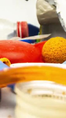 Dikey olarak beyaz arkaplan üzerinde oluşturulan plastik çöp ve atık ögelerinin makro durdurma hareketi