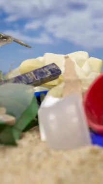 Plastik çöplerin ve atık maddelerin dikey biçimdeki makro durdurma hareketi