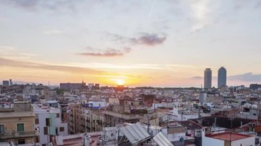 Barcelona ufuk çizgisinin gün doğumunda şehir merkezindeki yüksek görüş noktasından zaman ayarlı görüntüsü