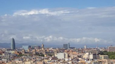Barselona ufuk çizgisinin şehir merkezindeki yüksek görüş noktasından zaman ayarlı görüntüsü