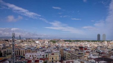 Barselona ufuk çizgisinin şehir merkezindeki yüksek görüş noktasından zaman ayarlı görüntüsü