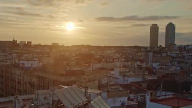 Barselona 'nın ufuk çizgisi gün doğumunda şehir merkezindeki yüksek görüş noktasından çekiliyor.