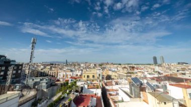 Barselona ufuk çizgisinin şehir merkezindeki yüksek görüş noktasından zaman ayarlı görüntüsü