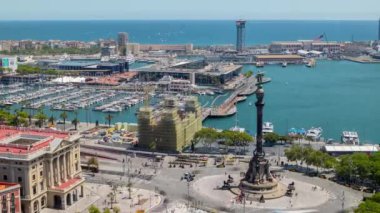 Barcelona ufuk çizgisinin ticari limana odaklanarak yüksek görüş açısına göre zaman ayarlı görüntüsü