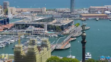 Barselona ufuk çizgisinin yüksek görüş noktasından kolon heykeline odaklanarak zaman ayarlı görüntüsü