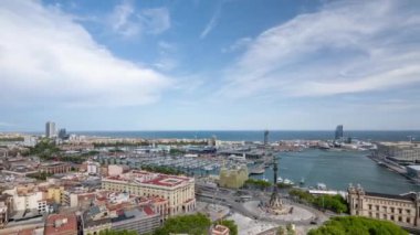Barcelona ufuk çizgisinin ticari limana odaklanarak yüksek görüş açısına göre zaman ayarlı görüntüsü