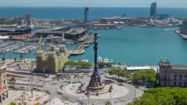 Barcelona ufuk çizgisinin ticari limana odaklanarak yüksek görüş açısına göre zaman ayarlı görüntüsü