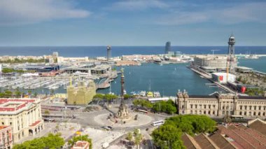 Barcelona ufuk çizgisinin ticari limana odaklanarak yüksek görüş açısına göre zaman ayarlı görüntüsü
