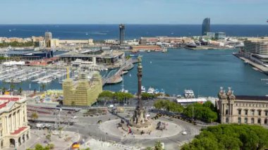 Barcelona ufuk çizgisinin ticari limana odaklanarak yüksek görüş açısına göre zaman ayarlı görüntüsü