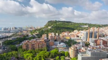 Barcelona ufuk çizgisinin ticari limana odaklanarak yüksek görüş açısına göre zaman ayarlı görüntüsü