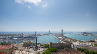 Barcelona ufuk çizgisinin ticari limana odaklanarak yüksek görüş açısına göre zaman ayarlı görüntüsü