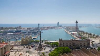 Barcelona ufuk çizgisinin ticari limana odaklanarak yüksek görüş açısına göre zaman ayarlı görüntüsü