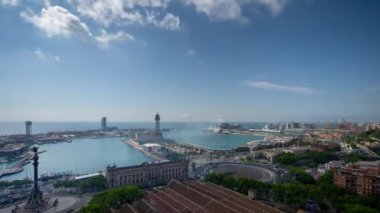 Barcelona ufuk çizgisinin ticari limana odaklanarak yüksek görüş açısına göre zaman ayarlı görüntüsü