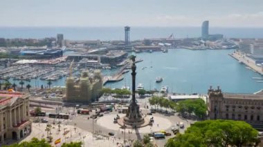 Barcelona ufuk çizgisinin ticari limana odaklanarak yüksek görüş açısına göre zaman ayarlı görüntüsü