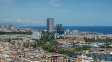 Barcelona 'nın yüksek görüş noktasından limana odaklanan ufuk çizgisinin zaman ayarlı görüntüsü