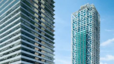 Düşük açılı Barselona gökdelenlerinin zaman ayarlı görüntüsü